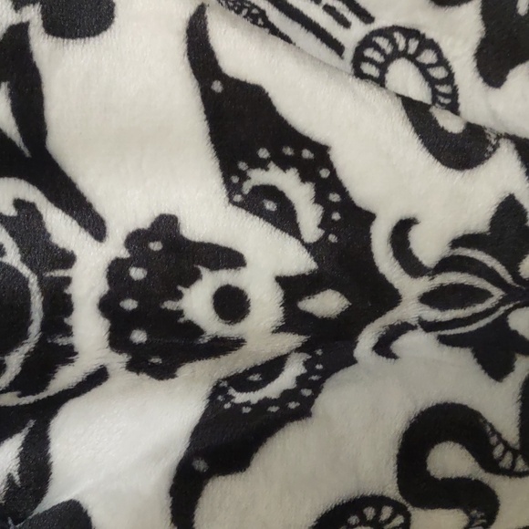 Crimson Gate printed microvelour throw - Picture 7 of 9